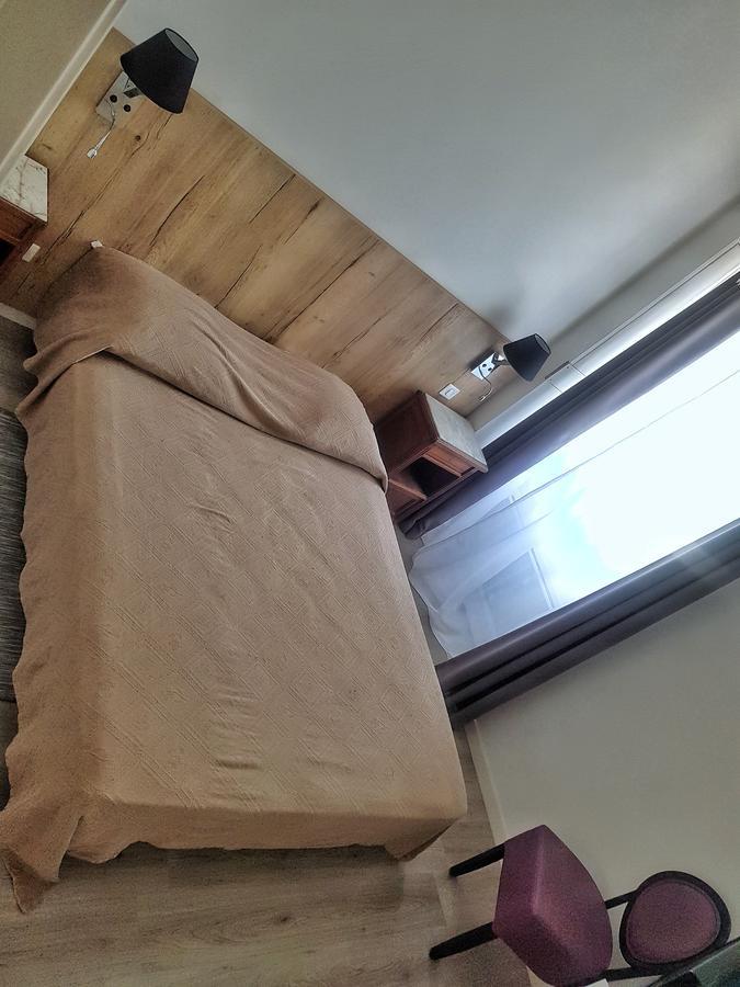 EMILIE2 CHAMBRE PRIVEE AVEC SDB WC EN COMMUN 17 QUAI COMPARETTI